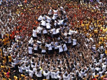 Womens squads along with mens Govindas perform on the occasion of Dahi Handi festival in Mumbai | कुठे थरार, कुठे देखाव्यांची बहार; अवघी मुंबई पुन्हा थक्क: पुरुष गोविंदांसह महिला पथकांचीही कमाल