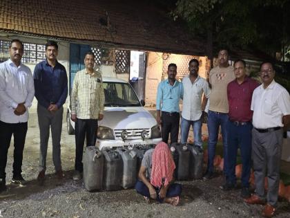 Transport of alcohol to village by four wheeler 1 lakh 53 thousand 655 rupees seized | चारचाकी वाहनातून गावठी दारूची वाहतूक; १ लाख ५३ हजार ६५५ रुपयांचा मुद्देमाल जप्त