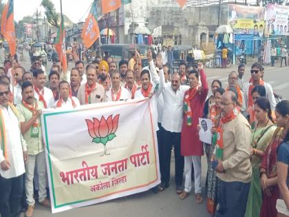 Insult of independence hero Savarkar BJP burnt effigy of mallikarjun kharge of Congress |  स्वातंत्र्यवीर सावरकरांचा अवमान; भाजपने जाळला काँग्रेसच्या खर्गे यांचा पुतळा