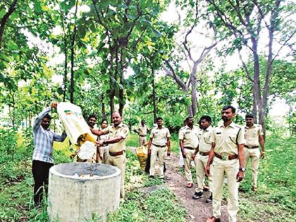 Gautala Sanctuary's Garbage Dump; A quintal of plastic wrappers and empty liquor bottles | गौताळा अभयारण्याची होतेय कचराकुंडी; क्विंटलभर प्लास्टिक अन् दारूच्या रिकाम्या बाटल्या जमा