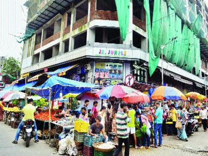 Reconstruction of the hawkers falling on the boards of Worli | वरळीतील गावडे मंडईला पडलाय फेरीवाल्यांचा विळखा