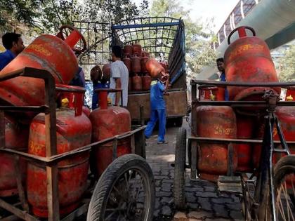 Don't pay extra for cylinders at home; If someone asks for money, complain 'like this' | घरपोच सिलिंडरसाठी अतिरिक्त पैसे देऊ नका; कुणी पैसे मागितले तर 'अशी' करा तक्रार