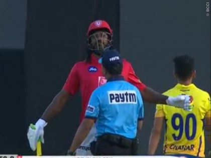 IPL 2019: When Chris Gayle strikes for the umpire, the video is viral | IPL 2019 : जेव्हा ख्रिस गेल पंचांनाच धडक मारतो तेव्हा, व्हिडीओ वायरल