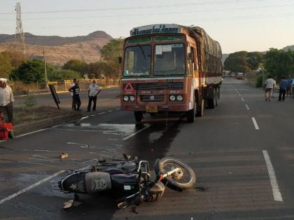 Two seriously injured in two-wheeler truck accident on Satara Highway hrb | दुचाकी-ट्रक अपघातात दोघे गंभीर जखमी; सातारा महामार्गावर अपघात