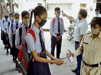 Mumbai-Thane schools closed; no decision on Maharashtra Restrictions omicron, corona Lockdown | Maharashtra Restrictions: मुंबई-ठाण्यातील शाळा बंद; राज्याबाबत मात्र निर्णय नाही