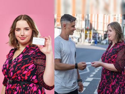 A young girl's special trick to find a boyfriend uk girl handed out flirting cards to strangers | बॉयफ्रेंड शोधण्यासाठी तरुणीचा खास जुगाड, क्यूट तरुणांना गुपचूप देते एक कार्ड अन् मग...!