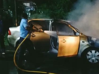 Sangli took a four-wheeler; Success in extinguishing fire by spraying water | सांगलीत चारचाकीने घेतला पेट; पाण्याचा फवारा मारून आग विझविण्यात यश Sangli took a four-wheeler; Success in extinguishing fire by spraying water | सांगलीत चारचाकीने घेतला पेट; पाण्याचा फवारा मारून आग विझविण्यात यश