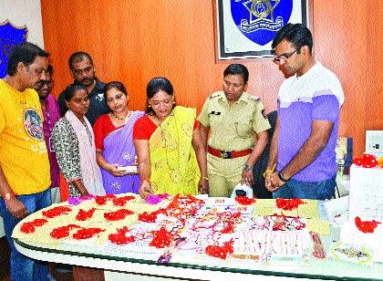 Rakshabandhan Celebration, Gadchiroli Police built | रक्षाबंधन सेलिब्रेशन, गडचिरोली पोलिसांना बांधल्या राख्या