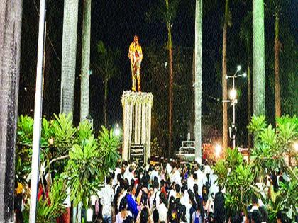 Dr. Babasaheb Ambedkar in the park There was a crowd of followers to greet Babasaheb Ambedkar in chembur | डॉ. आंबेडकरांना ‘२२ प्रतिज्ञा अभियानांतर्गत’ अभिवादन