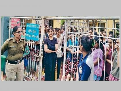 Pay a fine of Rs 300 per month for not joining the hostel mess; girl students are stopped at the gate of GECA | हॉस्टेलची मेस न लावल्याने महिना ३०० रुपये दंड भरा; विद्यार्थिनींना गेटवर अडवल्याने गोंधळ