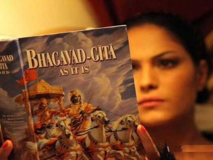 Gita Jayanti: Haven't read Bhagavad Gita till today? Then read the essence of the song; Because that is what the Gita contains! | गीता जयंती : आजवर भगवद्गीता वाचली नाही? मग गीतेचे सार वाचा; कारण त्यातच गीता सामावली आहे!