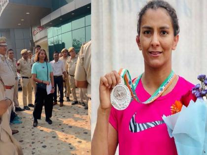 Wrestlers Protest: Wrestler Geeta Phogat detained by police; Action while going to Jantar-Mantar | Wrestlers Protest: कुस्तीपटू गीता फोगटला पोलिसांनी घेतले ताब्यात; जंतर-मंतरवर जाताना कारवाई