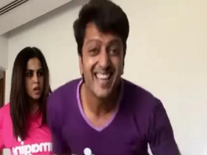 bollywood sweet couple genelia dsouza danced to nora fatehi song with husbna riteish deshmukh then beat him badly | Genelia, Riteish Deshmukh Dance : जेनेलियानं केला रितेशसोबत नोरा फतेहीच्या गाण्यावर डान्स; मग अचानक असं काही झालं की...