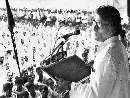 Like a leader 'Balasaheb thackeray', george fernandes is the leader who has the power to stop Mumbai! | बाळासाहेबांसारखीच एका झटक्यात 'मुंबई बंद' करण्याची ताकद असलेला नेता!