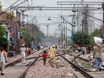 If you cross the railway line, a crime will be filed! | रेल्वे रूळ ओलांडाल तर दाखल होईल गुन्हा! 