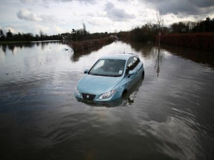 Man sinks car into river to fill up radiator with water | वाह रे वाह! गरम झालं होतं कारचं इंजिन, थंड करण्यासाठी ड्रायव्हरने SUV कार नदीत बुडवली