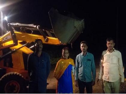 Revenue team seizes two vehicles carrying illegal sand at Gevrai | महसूल पथकाच्या कारवाईत अवैध वाळू उपसा करणारी दोन वाहने जप्त 