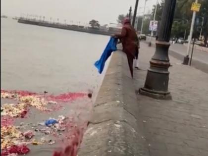 A lot of garbage was thrown into the sea and the video went viral The municipality imposed a fine of 10 thousand | समुद्रात टाकला भरभरून कचरा अन् व्हिडीओ झाला व्हायरल; पालिकेने ठोठावला १० हजारांचा दंड!