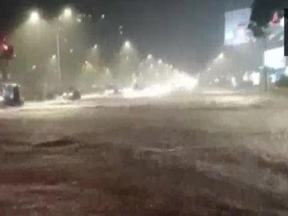 Heavy rains in the morning in Mumbai | मुंबईकरांची सकाळ जोर‘धार’ पावसाने; मंगळवारची रात्रही मुसळधारच