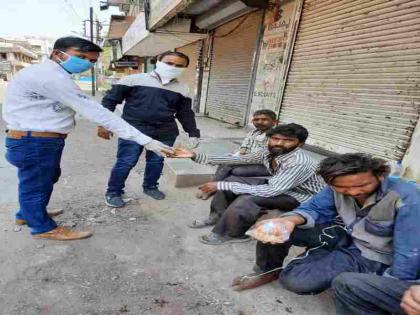  The joy of blossoming on the faces of those with starvation | उपाशीपोटी असलेल्यांच्या चेहऱ्यावर फुलविले आनंद