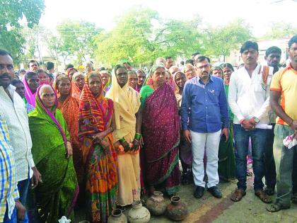 Ghaggar Morcha for women's water in Pimpri Adgaon | पिंप्री अडगाव येथील महिलांचा पाण्यासाठी घागर मोर्चा