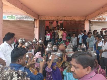 Women's Ghagar March at Malkapur Pangra Gram Panchayat Office | मलकापूर पांग्रा ग्रामपंचायत कार्यालयात महिलांचा घागर माेर्चा