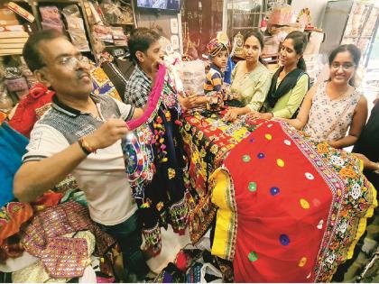 Dhumdhadaka, Chunnumunnu Ghagra for Young Women in Dandia; In Kolhapuri Fet, young people will dance | दांडियात तरुणींसाठी धूमधडाका, चुन्नूमुन्नू घागरा; केडिया ड्रेस, कोल्हापुरी फेट्याची तरुणात क्रेझ