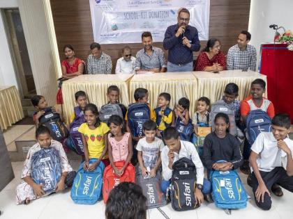 Parents with blind students express their emotions by singing songs; | अंध विद्यार्थ्यांसह पालकांनी गाणी गाऊन केल्या भावना व्यक्त; ५० अंध विद्यार्थ्यांना शालेय साहित्याचें वाटप