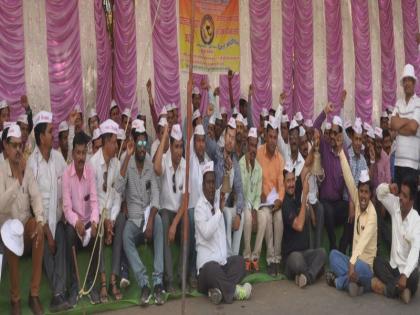 Ghantanad agitation in front of Nandurbar Collectorate for old pension teachers | जुन्या पेन्शनसाठी शिक्षकांचा नंदुरबार जिल्हाधिकारी कार्यालयासमोर घंटानाद आंदोलन