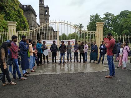 ghantanad Andolan at Savitribai Phule Pune University against fee hike | सावित्रीबाई फुले पुणे विद्यापीठात शुल्कवाढी विरोधात 'घंटानाद आंदोलन'