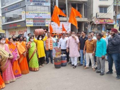 Shiv Sena's bell ringing against petrol, domestic gas price hike | पेट्राेल,घरगुती गॅस दरवाढ विराेधात शिवसेनेचा घंटानाद