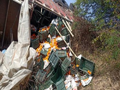 The truck overturned with the orange as the brakes failed | ब्रेक फेल झाल्याने संत्रा घेऊन जाणारा ट्रक उलटला