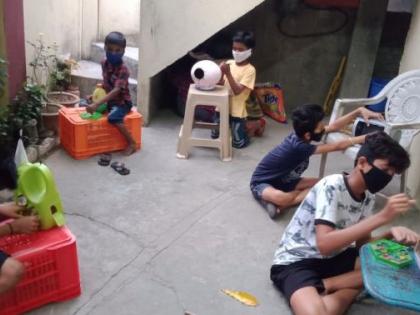 school kids made bird's nest | पक्ष्यांचे घरटे बनवण्यासाठी सरसावली शाळकरी चिमुकली..