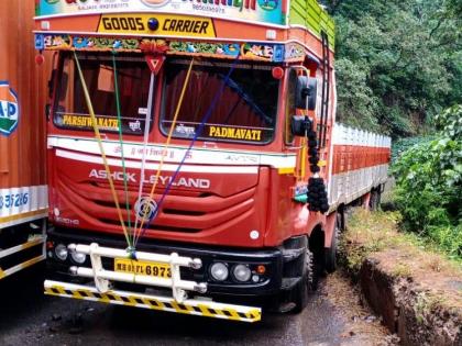 The axle of the truck was broken and an accident took place on a sharp turn in Phondaghat | फोंडा घाटात तीव्र वळणावर ट्रकचा एक्सेल तुटला, अन्..