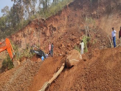 landslide collapsed in Parashuram Ghat, The incident took place at Parashuram Ghat on the Mumbai Goa highway while four laning work was underway | परशुराम घाटात दरड कोसळली, दरडीखाली दोन पोकलेन अडकले; चौपदरीकरणाचे काम सुरु असतानाच घडली दुर्घटना