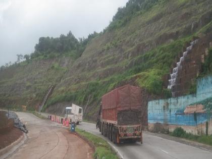 One way traffic again at Parshuram Ghat on Mumbai Goa highway Work halted due to rain | मुंबई-गोवा महामार्गावरील परशुराम घाटात पुन्हा एकेरी वाहतूक; पावसामुळे कामाला ब्रेक One way traffic again at Parshuram Ghat on Mumbai Goa highway Work halted due to rain | मुंबई-गोवा महामार्गावरील परशुराम घाटात पुन्हा एकेरी वाहतूक; पावसामुळे कामाला ब्रेक