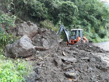 Sindhudurg: Karol Ghatane brought a break in the path of Ganesh devotees, some part of the bundle collapsed; After one and a half hour, one-way traffic is running | सिंधुदुर्ग: करुळ घाटाने आणले गणेशभक्तांच्या मार्गात विघ्न, कड्याचा काही भाग कोसळला; अडीच तासानंतर एकेरी वाहतूक सुरू