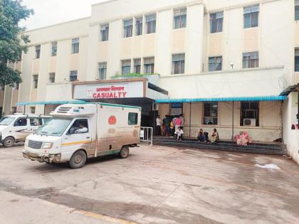 The government is giving free medicine with one hand, and collecting fees from patients with the other! | आरोग्यसेवेत तफावत; सरकार एका हाताने मोफत देतेय, दुसऱ्या हाताने रुग्णांकडून शुल्क वसुली! The government is giving free medicine with one hand, and collecting fees from patients with the other! | आरोग्यसेवेत तफावत; सरकार एका हाताने मोफत देतेय, दुसऱ्या हाताने रुग्णांकडून शुल्क वसुली!