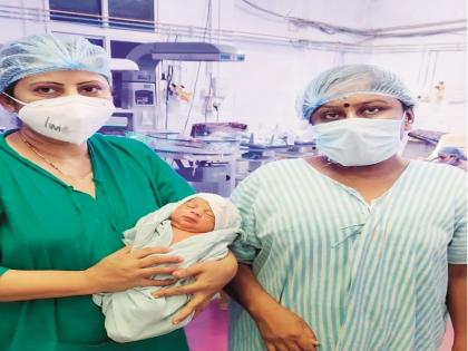 Mother, you are the enemy! Mother's escape after delivery; The nurse warmed baby | माता न तू वैरिणी ! प्रसूतीनंतर शिशूला सोडून मातेचे पलायन; परिचारिकांनी दिली मायेची उब