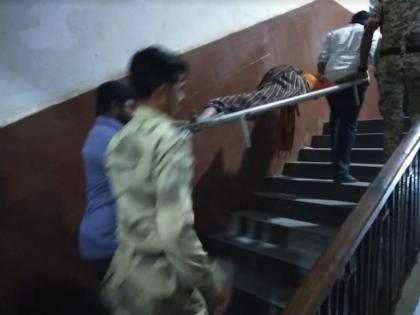 Security guards climbed the steps to women the maternity room | सुरक्षारक्षकांनी महिलेला पायऱ्या चढून स्ट्रेचरवरून नेले प्रसूती कक्षात