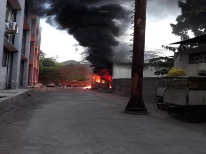  A fire to a wastewater stored near the Kidney Disorder Department in the Valley | घाटीतील मूत्रपिंड विकार विभागाच्या बाजूला साठविलेल्या कचऱ्याला आग