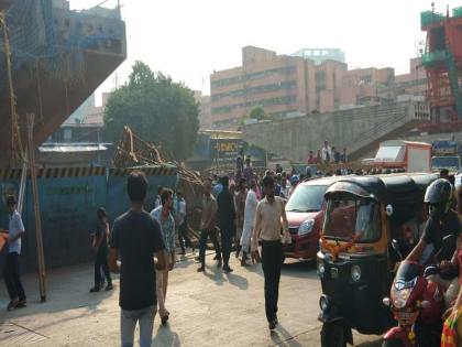 Pillar collapses on Ghatkopar-Mankhurd road, traffic disrupted | घाटकोपर-मानखुर्द मार्गावर पिलर कोसळला, वाहतूक विस्कळीत