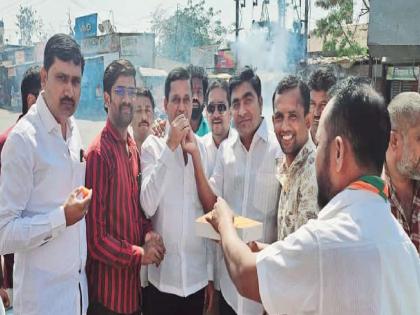 Finally water was released from Ghatne Barrage for Mohol NCP workers expressed their happiness by filling the rows | अखेर घाटणे बॅरेजमधून मोहोळसाठी पाणी सोडले; राष्ट्रवादीच्या कार्यकर्त्यांकडून पेढे भरवून आनंद व्यक्त 