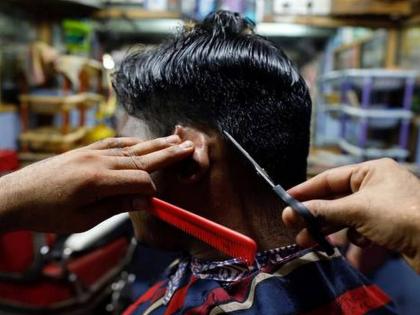 Crime News: dehradun panditji file FIR on barber for cut his braid  | Crime News: पुरोहित केस कापायला गेला; घरी येताच संताप अनावर झाला, सलून मालकावर FIR दाखल