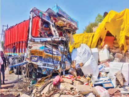 Two trucks collide, three dead, one seriously | दोन ट्रक भिडले, तीन जण जीवाने गेले, एक गंभीर 