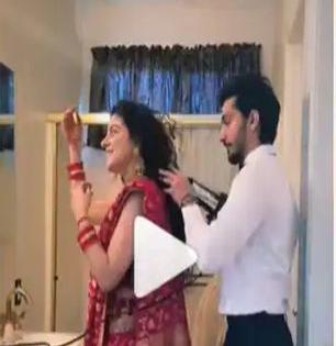 Groom Helps Bride Get Ready : नादच खुळा! लग्नाच्या दिवशी होणाऱ्या बायकोचे केस सुकवून देण्यासाठी आला नवरा, पाहा व्हिडिओ