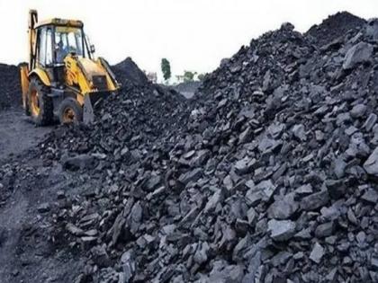 Large increase in coal reserves; The crisis of power cuts has been averted, some industries are facing scarcity | कोळसा साठ्यात मोठी वाढ; वीज कपातीचे संकट टळले, काही उद्योगांना करावा लागतोय टंचाईचा सामना