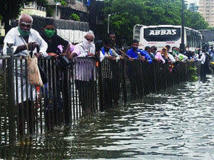 Mumbaikars say, we have paid the tax money in the water, why the municipality can not find a solution to the problem of filling Mumbai? | मुंबईकर म्हणतात, आम्ही कर स्वरूपात भरलेले पैसे पाण्यात, पालिकेला मुंबई तुंबण्याच्या समस्येवर उपाय का सापडत नाही?