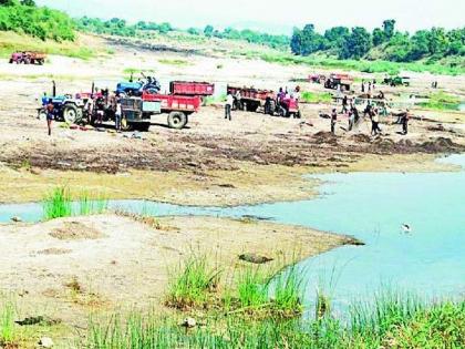 Illegal looting of sand with the hands of the authorities | अधिकाऱ्यांना हाताशी धरूनच रेतीची अवैध लूट, लाखोंच्या महसुलावर पाणी