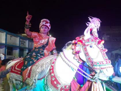 The bridegroom went on horseback; Crowd of villagers |  नवरीची वरात निघाली घोड्यावरून; गावकऱ्यांची उसळली गर्दी